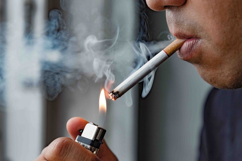 Những nhóm người có lối sống không lành mạnh: Hút thuốc lá, thuốc lào có nguy cơ cao bị tràn khí màng phổi